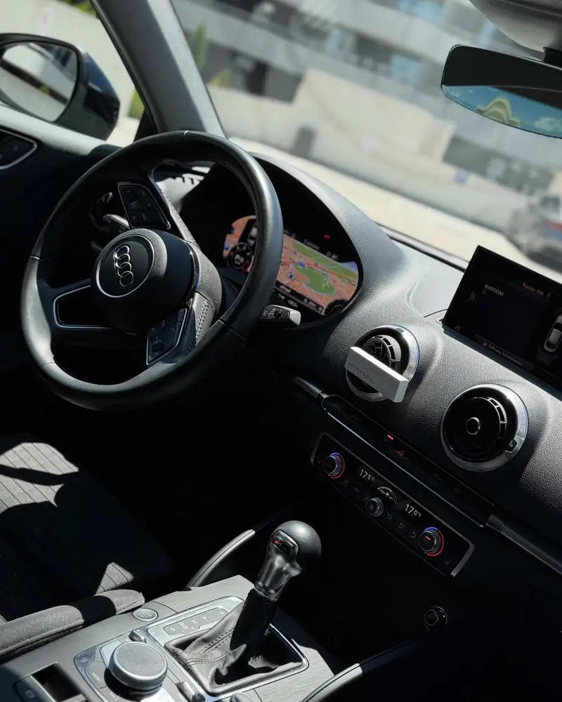 Unutrašnjost Audija A3: volan, digitalni instrumenti i ekran