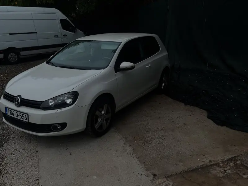 Bijeli Volkswagen Golf 6 na parkingu