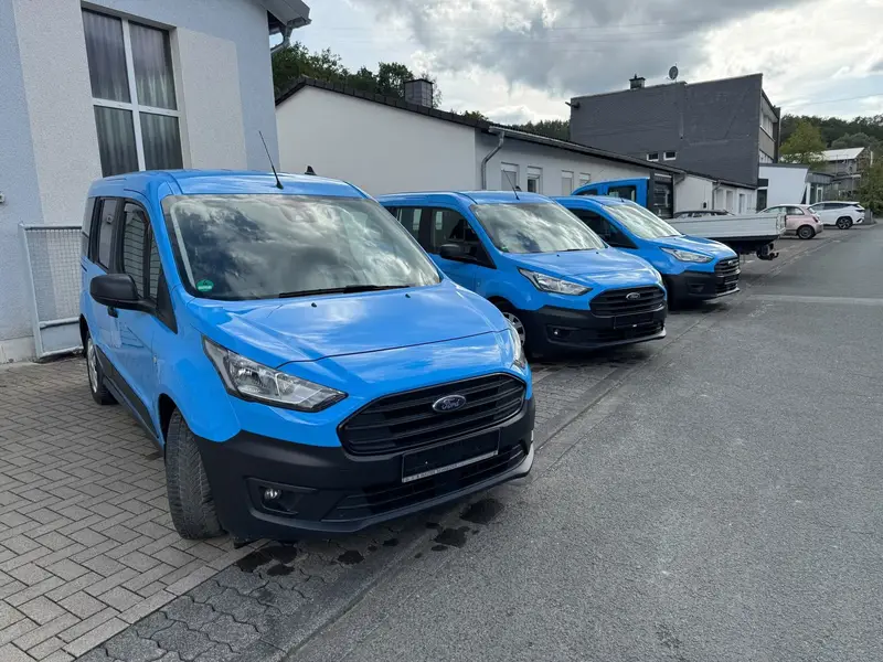 Tri plava Ford Transit Connect dostavna vozila u nizu